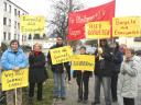 November 2006: Die damals noch geeinte BI Asyl demonstriert vor dem „Sammellager” in der Straubinger Straße. Zwischenzeitlich sind die meisten Asylbewerber in ein andere Unterkunft umgezogen.	Foto: ar