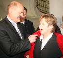 Amtsinhaber Hans Schaidinger zog seiner Frau eine ROTE Jacke aus …