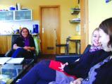 Sozialpädagogin Erna Watzlawick mit Gespräch mit Jennifer und Elisabeth im Gemeinschaftsraum eines der Jugendwohnhäuser. „Wir suchen ständig geeigneten Wohnraum.”	Foto: pcs